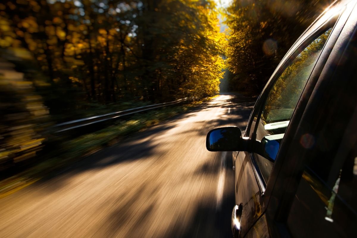 Excès de vitesse : voiture roulant à vive allure sur une route de campagne