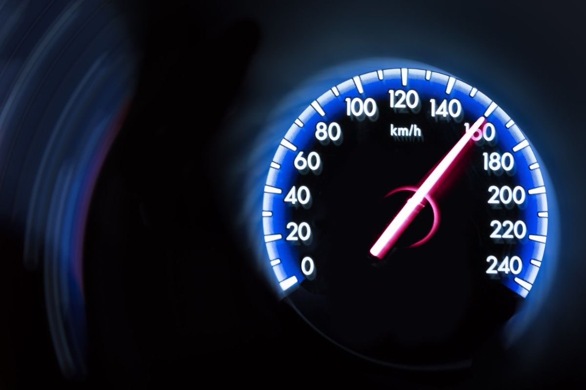 Excès de vitesse : compteur d'une voiture indiquant une vitesse élevée