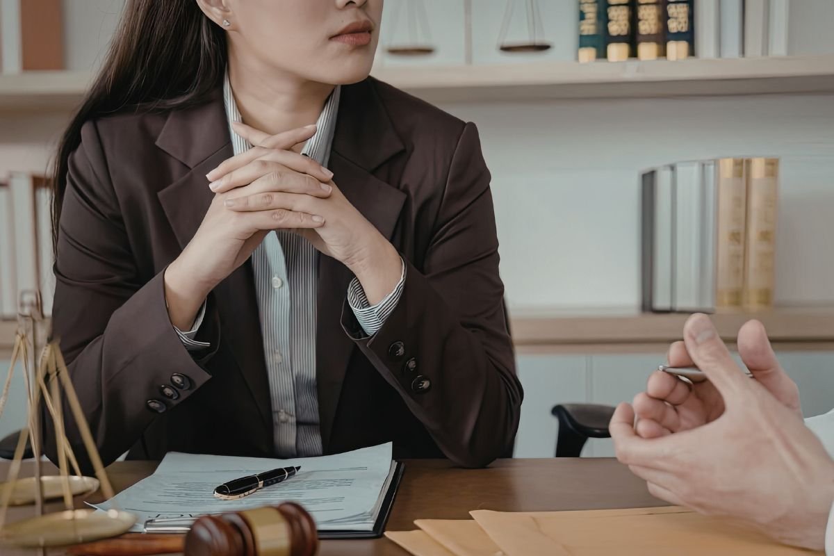 Avocat droit routier en consultation avec un client, dossier de permis et balance de la justice sur le bureau