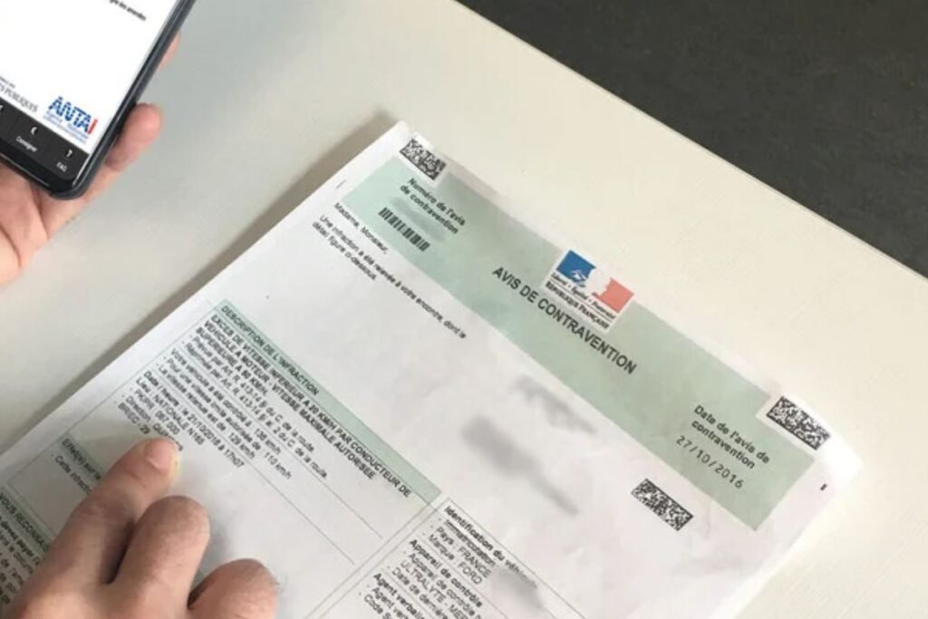 Avis de contravention français à côté de l'application ANTAI ouverte sur un smartphone