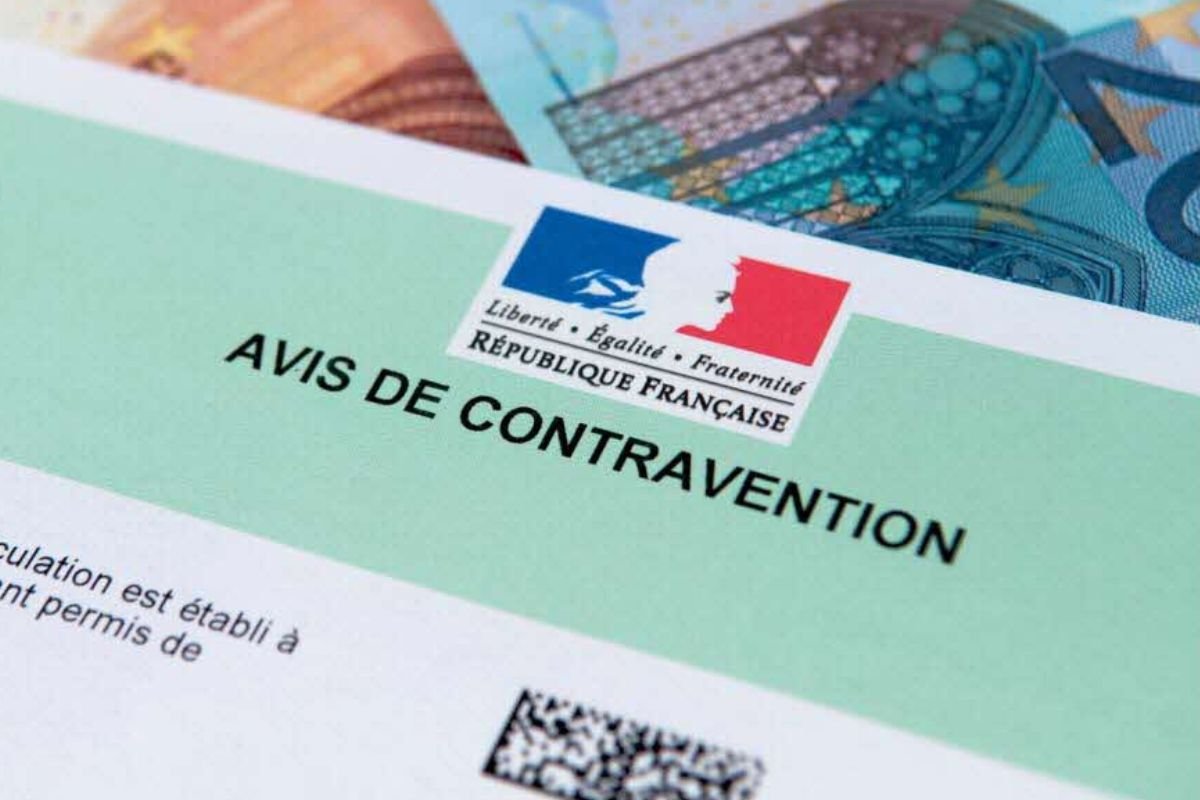 Avis de contravention de la République française posé sur des billets en euros