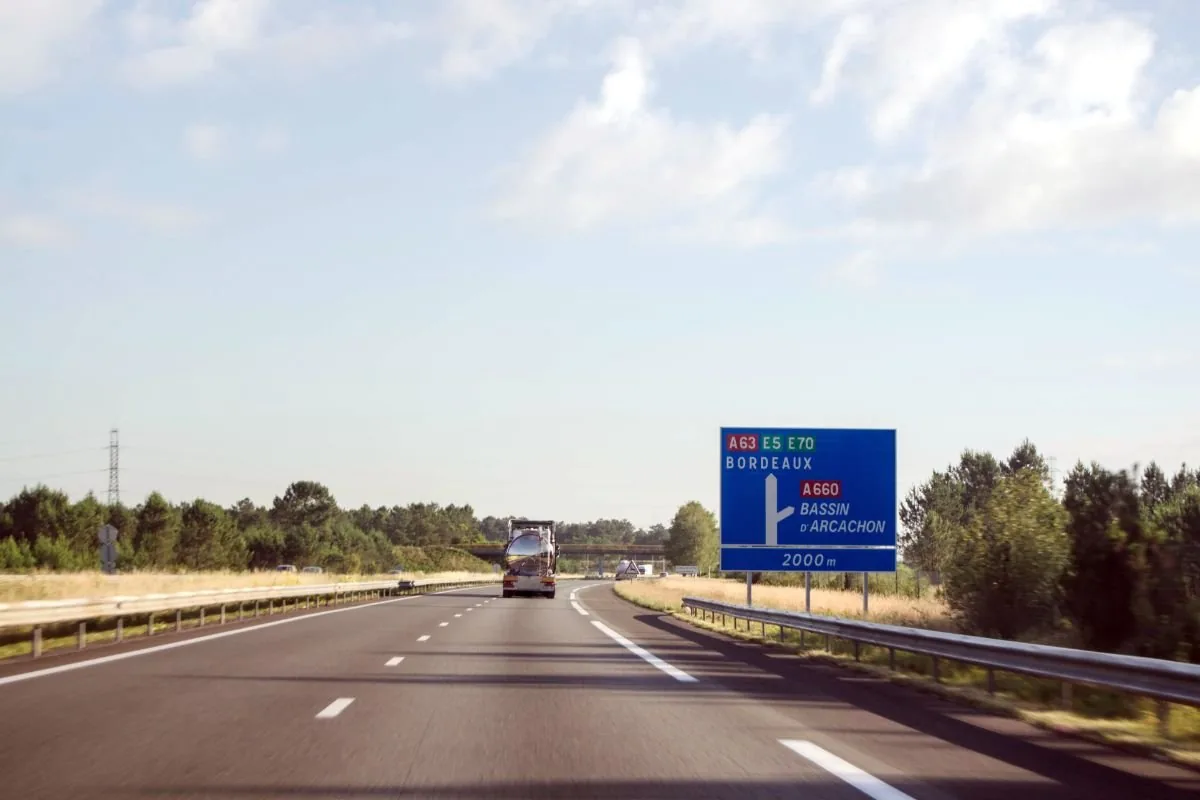 Poids lourd suivi à distance de sécurité sur une autoroute française, panneau de direction Bordeaux