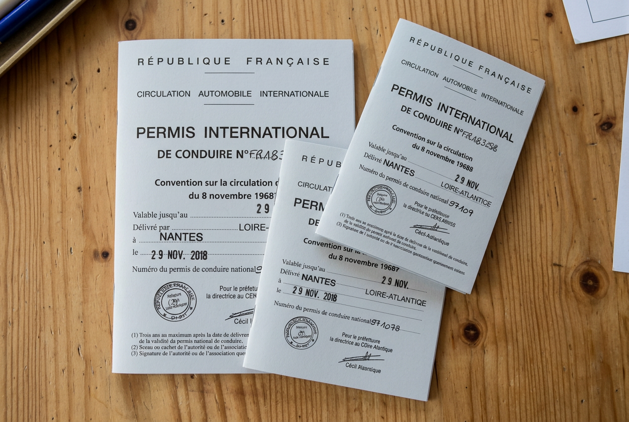 Permis international de conduire Permis internationaux de conduire français posés sur une table, document requis pour conduire dans certains pays