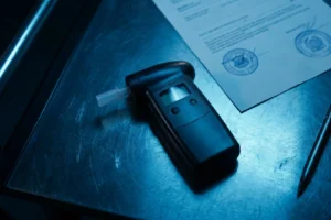 Éthylomètre posé sur un bureau de commissariat, refus de souffler dans l éthylotest