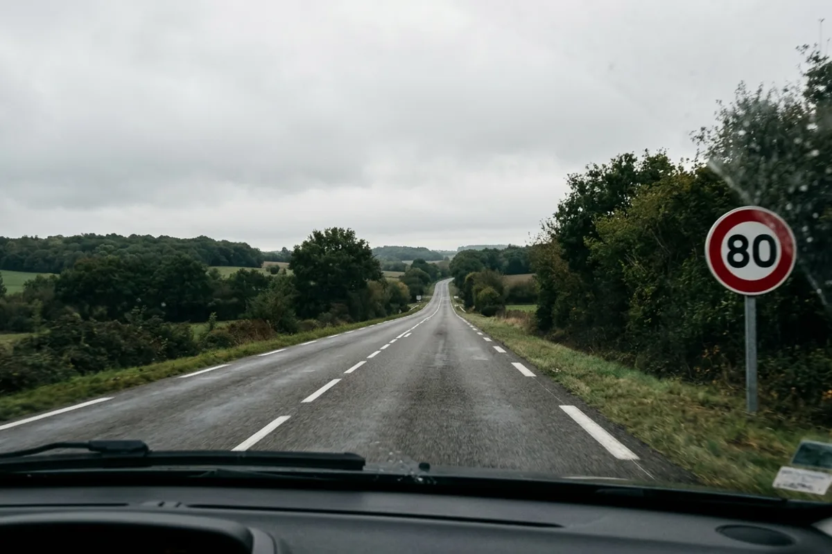 Route nationale française avec panneau de limitation de vitesse 80 km/h correspondant à une zone de danger Waze