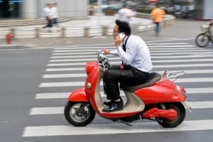 STOP ! Lisez ceci avant de toucher votre téléphone au volant, téléphone en conduisant , danger, contravention 135 €, suspension du permis de conduire 6 mois