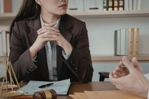 Avocat droit routier en consultation avec un client, dossier de permis et balance de la justice sur le bureau