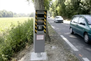 Radar automatique fixe en bord de route française contrôlant la vitesse, barème des amendes pour excès de vitesse