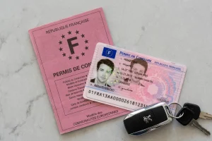 Clés de voiture posées sur une surface, illustration du délit de conduite sans permis