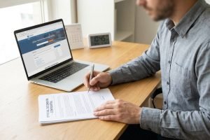 Personne signant des documents pour une contestation amende dans un bureau moderne