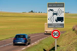 Panneau Contrôles radars fréquents au bord d'une route limitée à 90 km/h en France