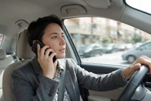 Gestes interdits au volant : quelles sanctions en 2026 ?