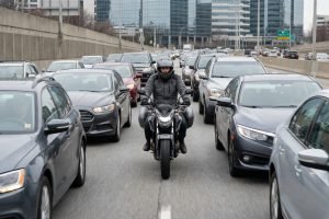 Interfile moto : circulation entre les files de voitures dans un trafic urbain dense