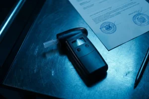 Éthylomètre posé sur un bureau de commissariat, refus de souffler dans l éthylotest