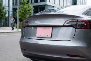 Voiture moderne équipée d'une plaque immatriculation rose en gros plan